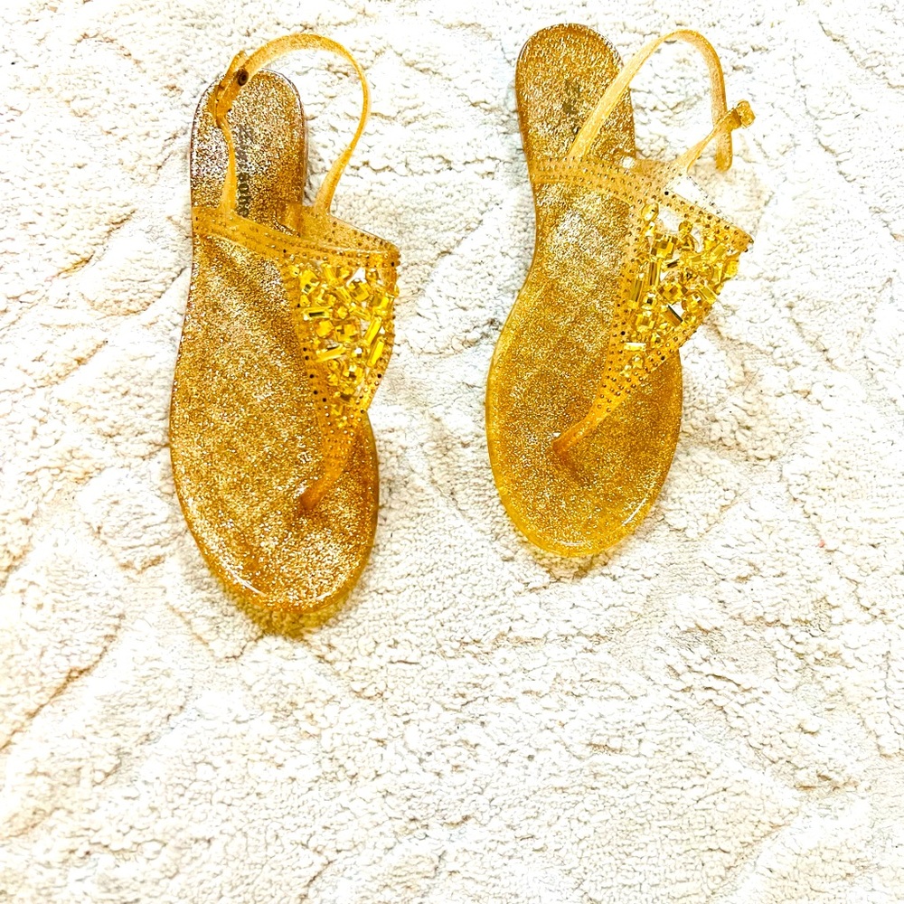 Zigi Soho Gold jewelry style women’s sandals in great condition size 11